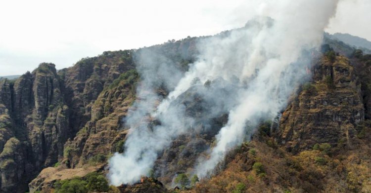 Sigue el combate contra incendio forestal en Tepoztlán