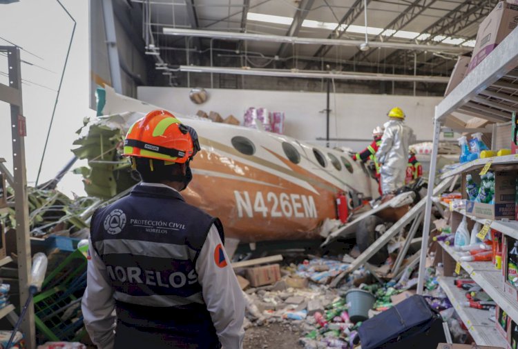 En riesgo de un colapso supermercado  en Temixco en donde cayó la avioneta