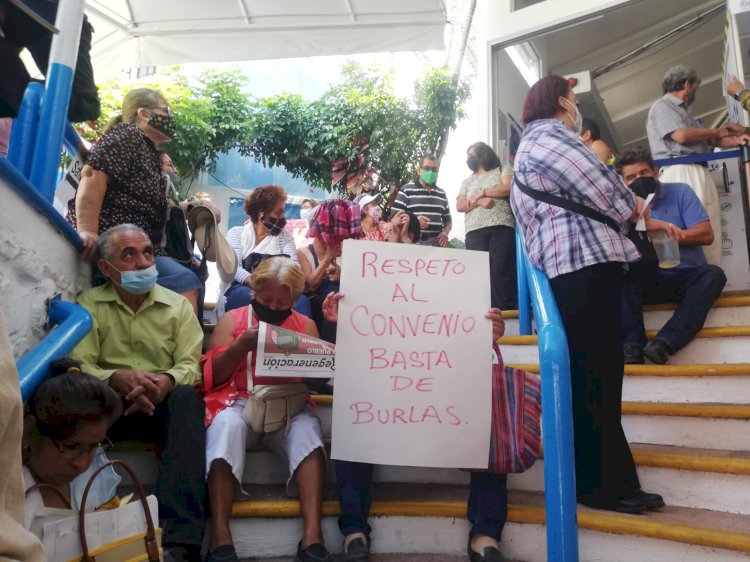 Adultos mayores protestaron por enésima occasión en el SAPAC