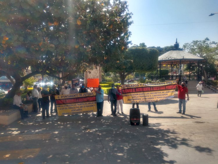Salen polis de Jiutepec a las calles a exigir aumento de sueldo