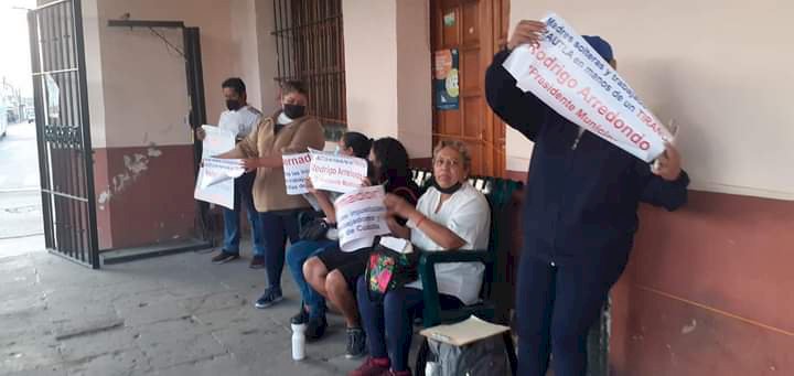 Trabajadores del ayuntamiento de Cuautla estrangulan el tránsito