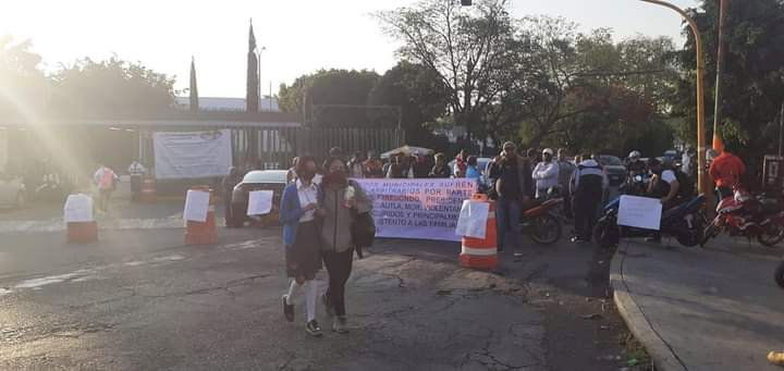 Trabajadores del ayuntamiento de Cuautla estrangulan el tránsito
