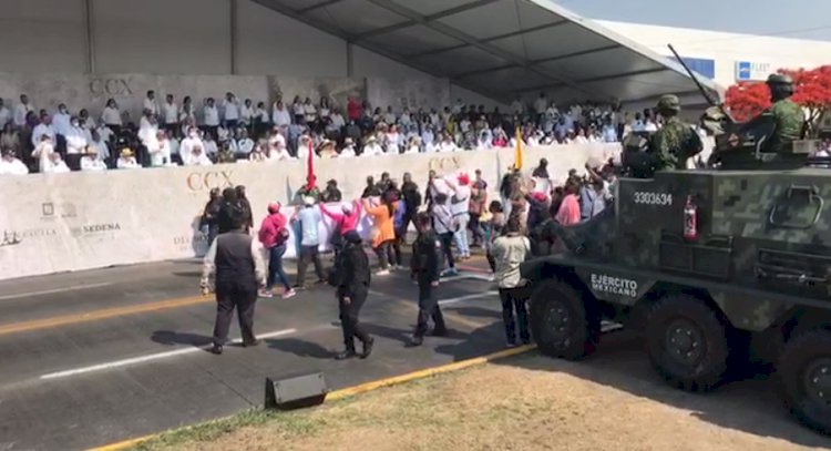 Aprovechan desfile despedidos  en Cuautla para exigir justicia