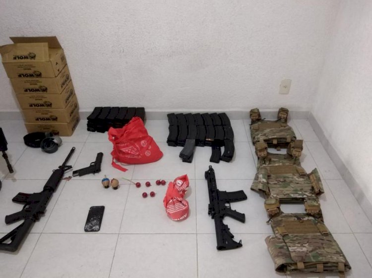 Ejército, GN y FGR aseguran a 7 e incautan droga, armas, bombas e inmuebles
