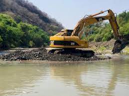 Campesinos y autoridades limpian  canales y barrancas ante las lluvias