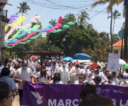 Más de 700 marcharon en  favor de la paz en Coatlán