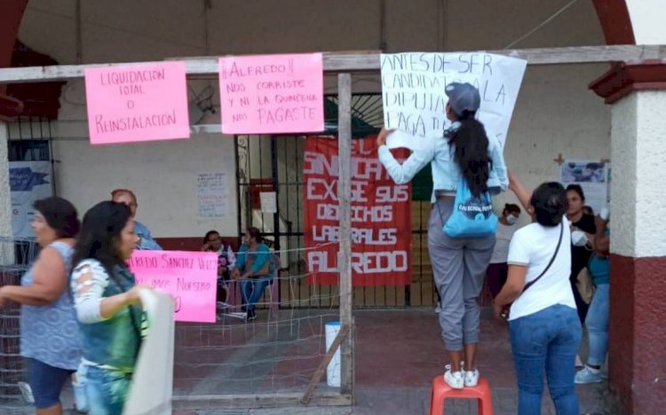 Culpan a trabajadores despedidos de Tepalcingo por crisis administrativa