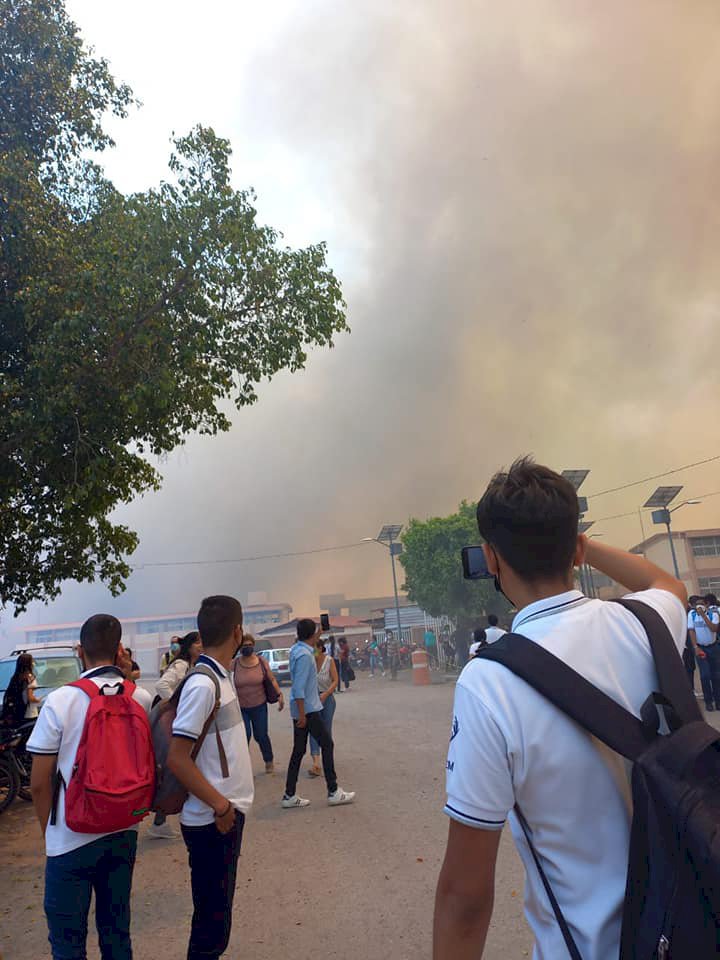 Desalojan a alumnos en Cuautla ante  la quema no controlada de pastizales