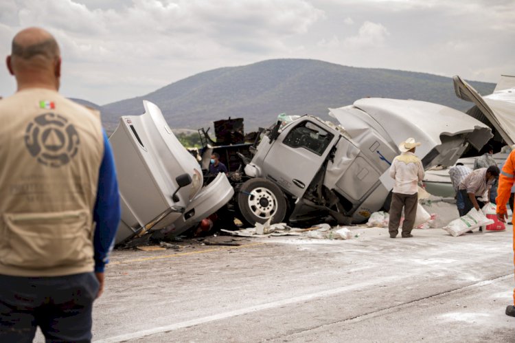 Chocan dos vehículos pesados en la autopista Siglo XXI, con saldo de un muerto