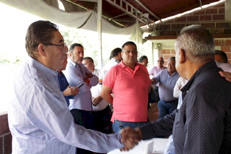 Refrenda Víctor Mercado apoyo a la economía de transportistas