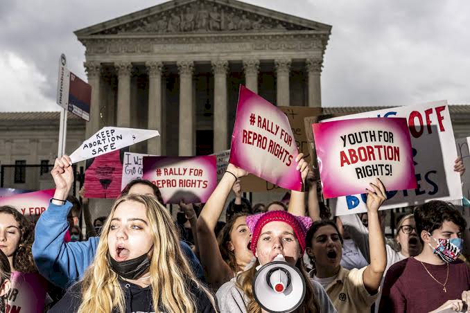Histórico: echan abajo derecho al aborto en Estados Unidos