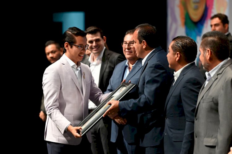 Entregó Cuauhtémoc Blanco el Premio Estatal de la Juventud