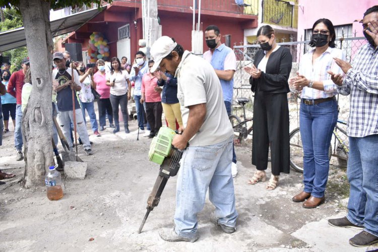 Atiende gobierno de Jojutla reparación  de banquetas en la colonia E. Zapata