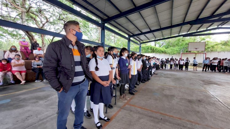 Encabezó Rafael Reyes jornada  de reforestación en una primaria