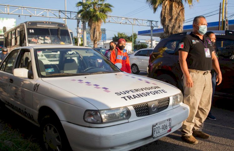 Sorprenden a taxistas que laboraban  como colectivos de manera irregular